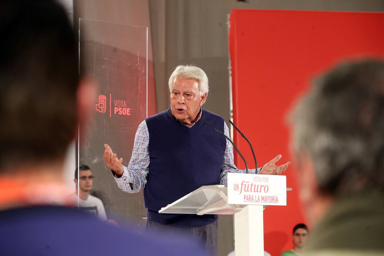 Felipe González carga contra Podemos en el mitin de Oviedo