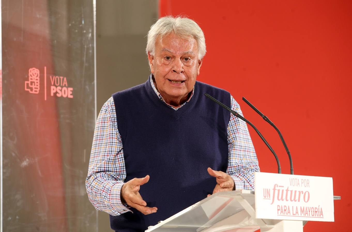 Felipe González carga contra Podemos en el mitin de Oviedo