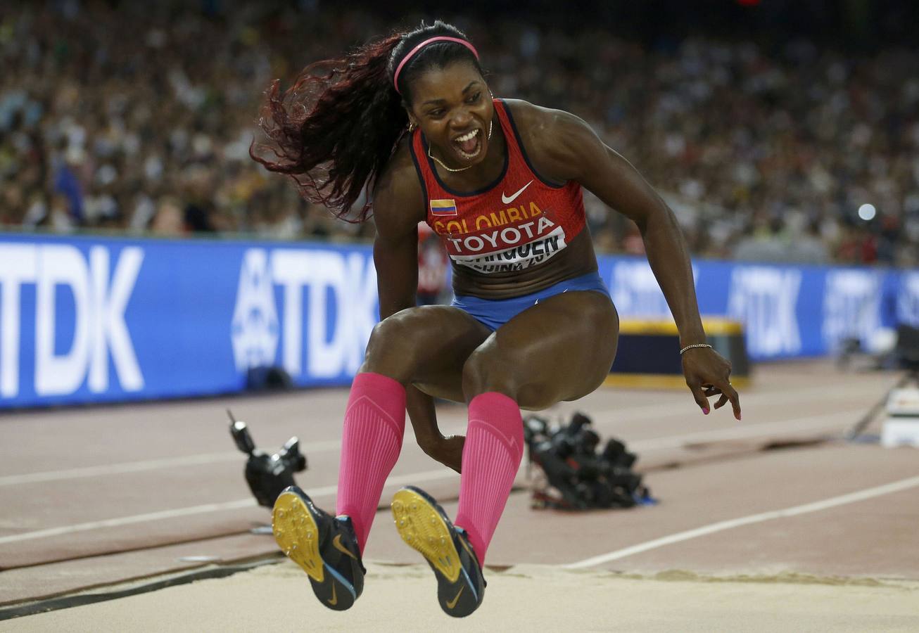 Ibargüen reina en el triple salto y sueña con coronarse en Rio. La colombiana Caterine Ibargüen se llevó la medalla de oro en triple salto en los Mundiales de Pekín al establecer un registro de 14,90 metros en su cuarto intento de la final, revalidando así el título mundial que había logrado dos años antes en Moscú. Su hegemonía en la disciplina le llevó a conquistar también en 2015 la Liga de Diamante y el Oro en los Juegos Panamericanos. Plata en los Juegos Olímpicos de Londres-2012, Ibargüen buscará dar un salto que le lleve al primer cajón del podio en los Juegos de Rio.