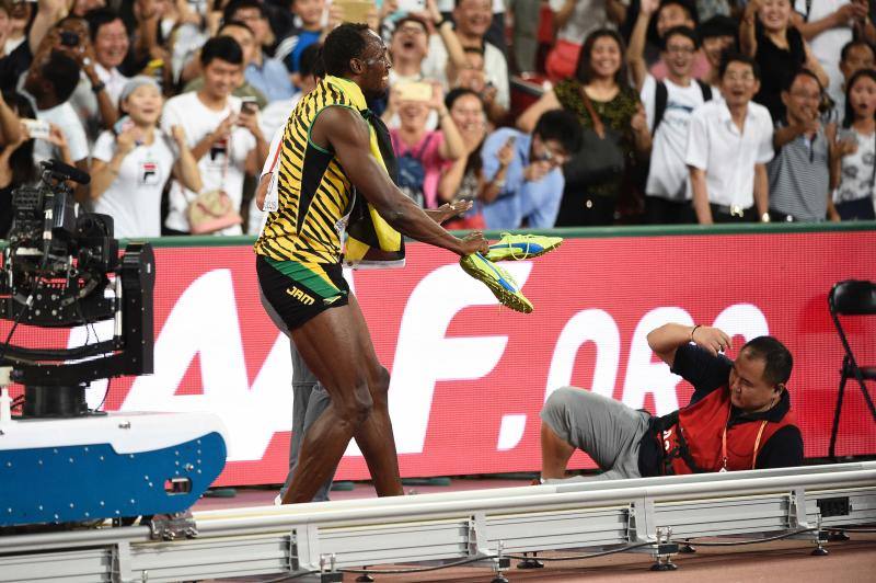 Sólo un cámara de la televisión china pudo 'tumbar' a Bolt. El astro mundial del atletismo, el velocista jamaicano Usain Bolt, dio con sus huesos sobre la pista nada más conquistar la medalla de oro en los 200 metros lisos de los Mundiales de Pekín. Cuando el seis veces oro olímpico celebraba su nueva persea dorada en el Estadio Nacional de Pekín tras una nueva exhibición, un cámara chino que grababa al campeón perdió el control del aparato móvil sobre el que le seguía, provocando la caída de ambos. Por fortuna ninguno de los dos sufrió lesiones y Bolt pudo proseguir con su show y su recolecta de oros.