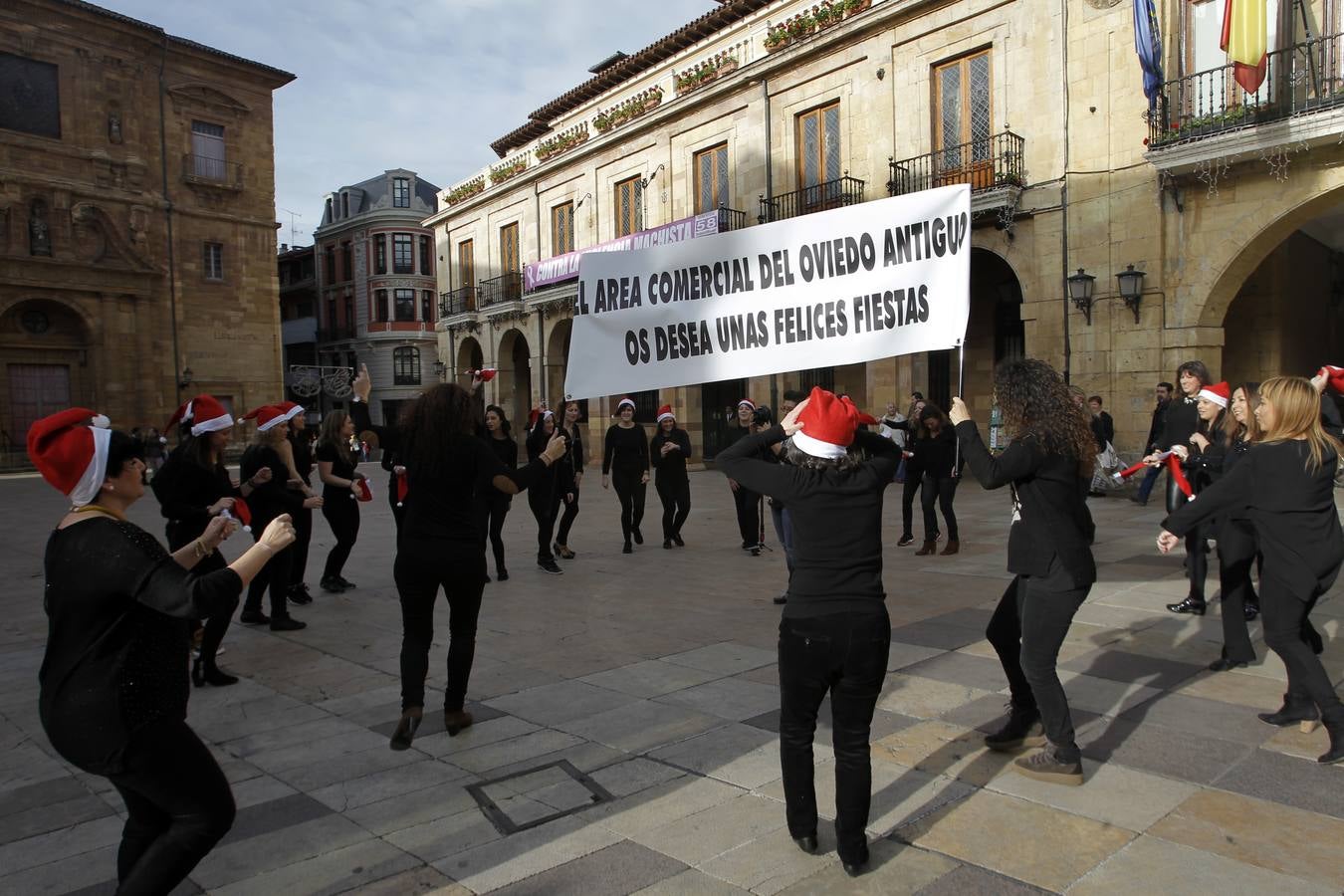 Los comerciantes del Oviedo Antiguo se echan un baile