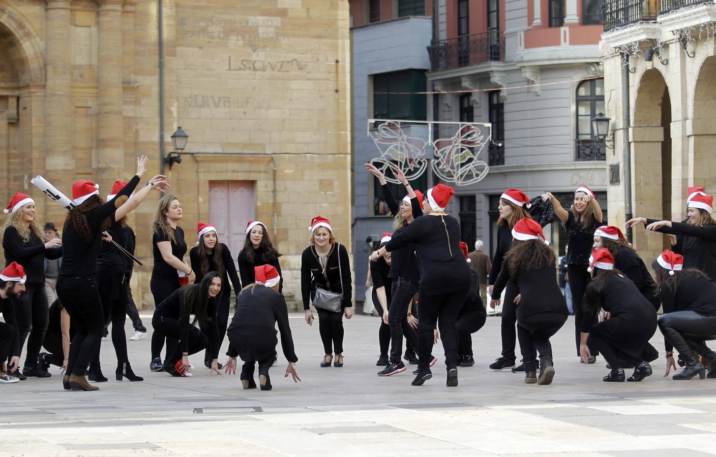 Los comerciantes del Oviedo Antiguo se echan un baile