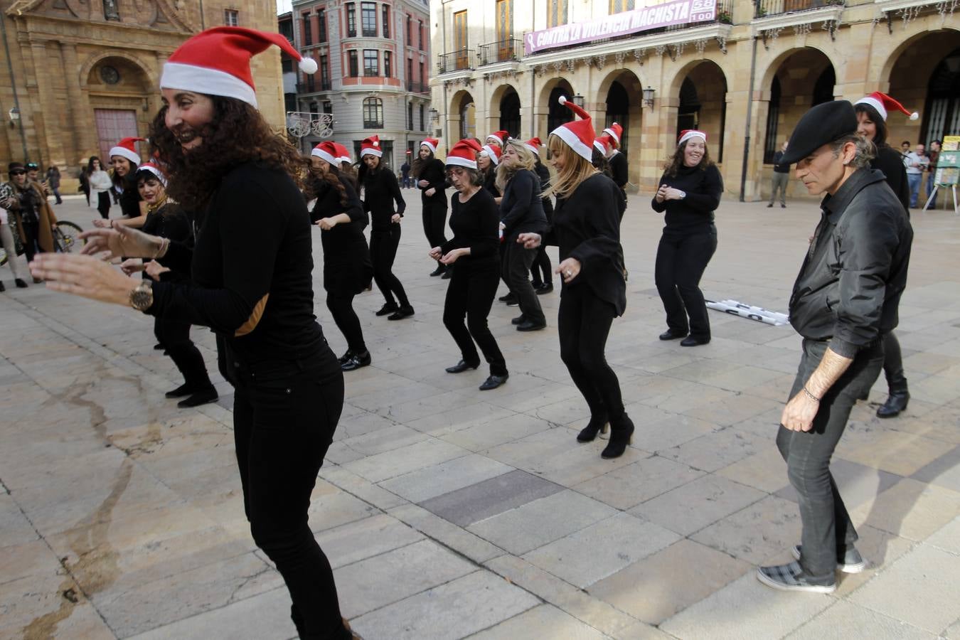 Los comerciantes del Oviedo Antiguo se echan un baile