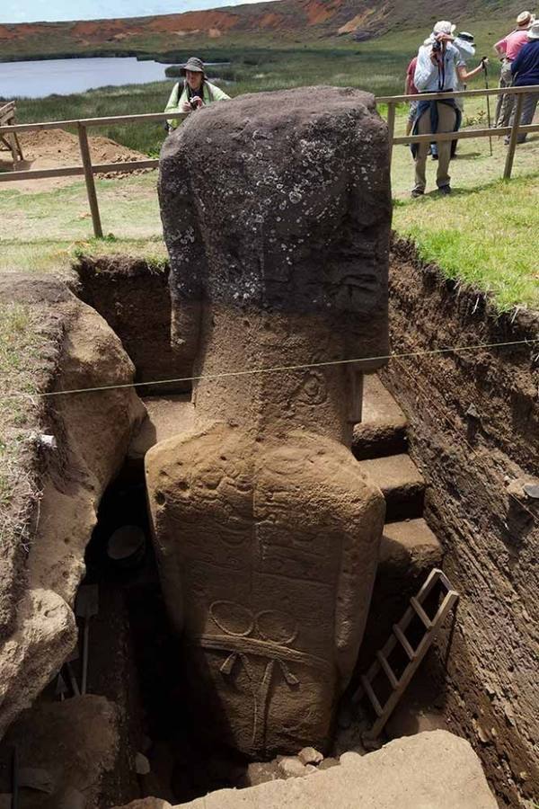 ¿Sabes qué hay bajo los moais en la Isla de Pascua?