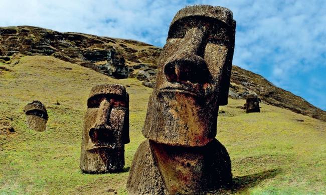 ¿Sabes qué hay bajo los moais en la Isla de Pascua?