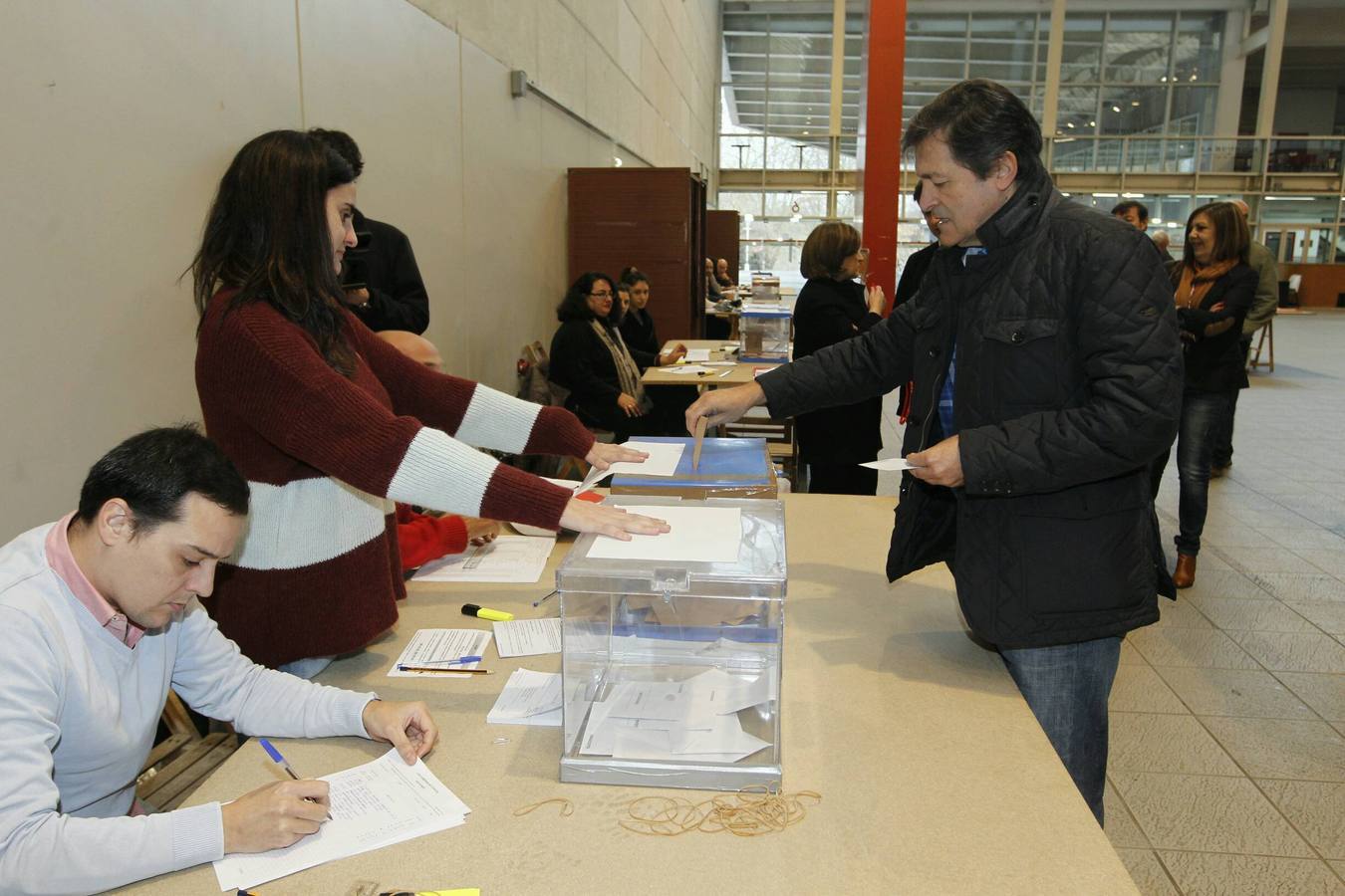 Los candidatos asturianos votan