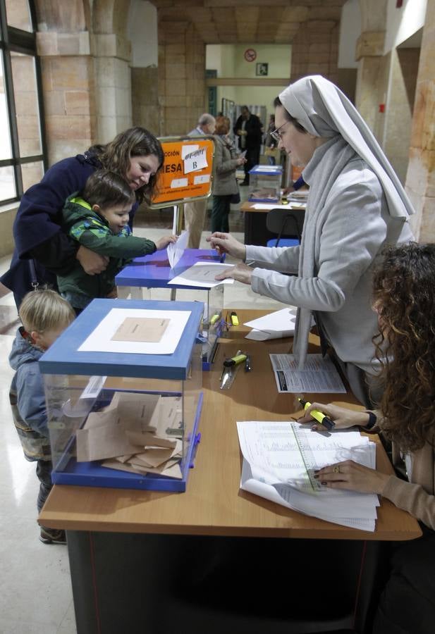 Los asturianos acuden a las urnas