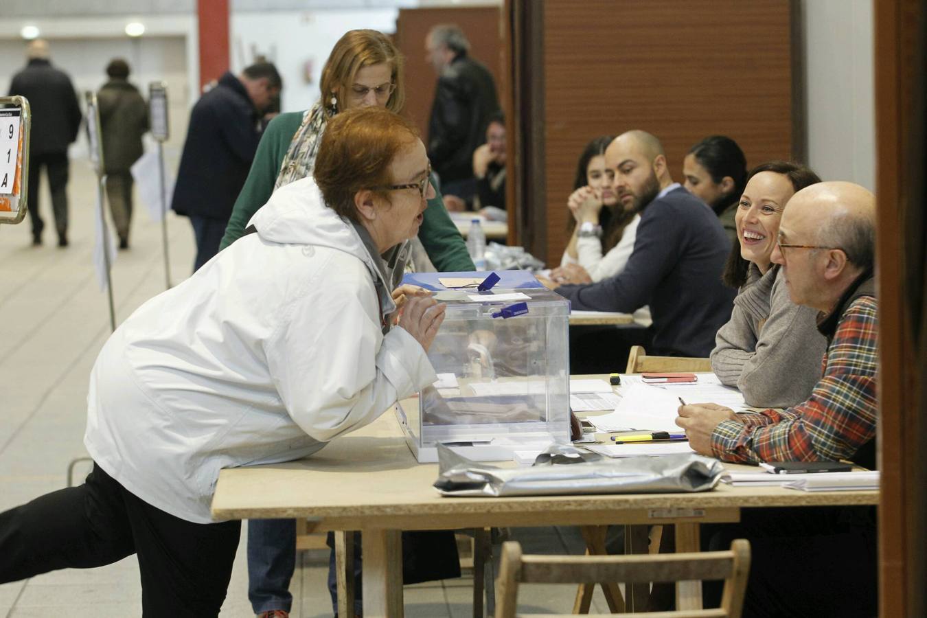 Los asturianos acuden a las urnas