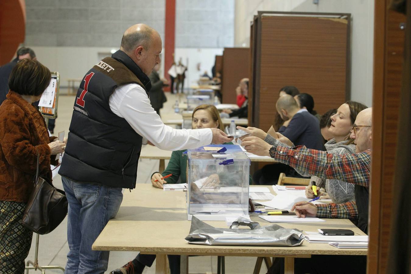 Los asturianos acuden a las urnas