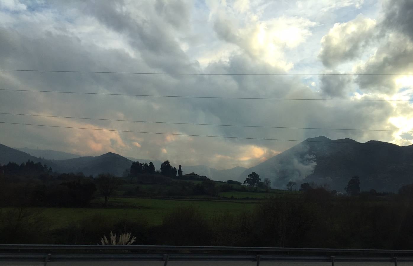 El fuego, de Asturias al País Vasco, por la autovía del Cantábrico