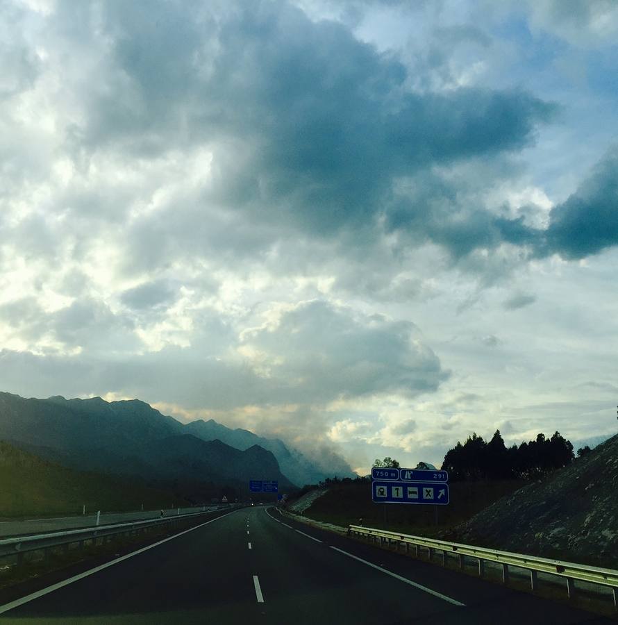 El fuego, de Asturias al País Vasco, por la autovía del Cantábrico