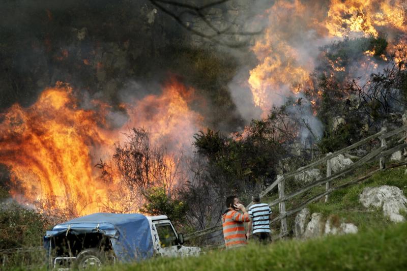 Bomberos y vecinos se arman contra el fuego