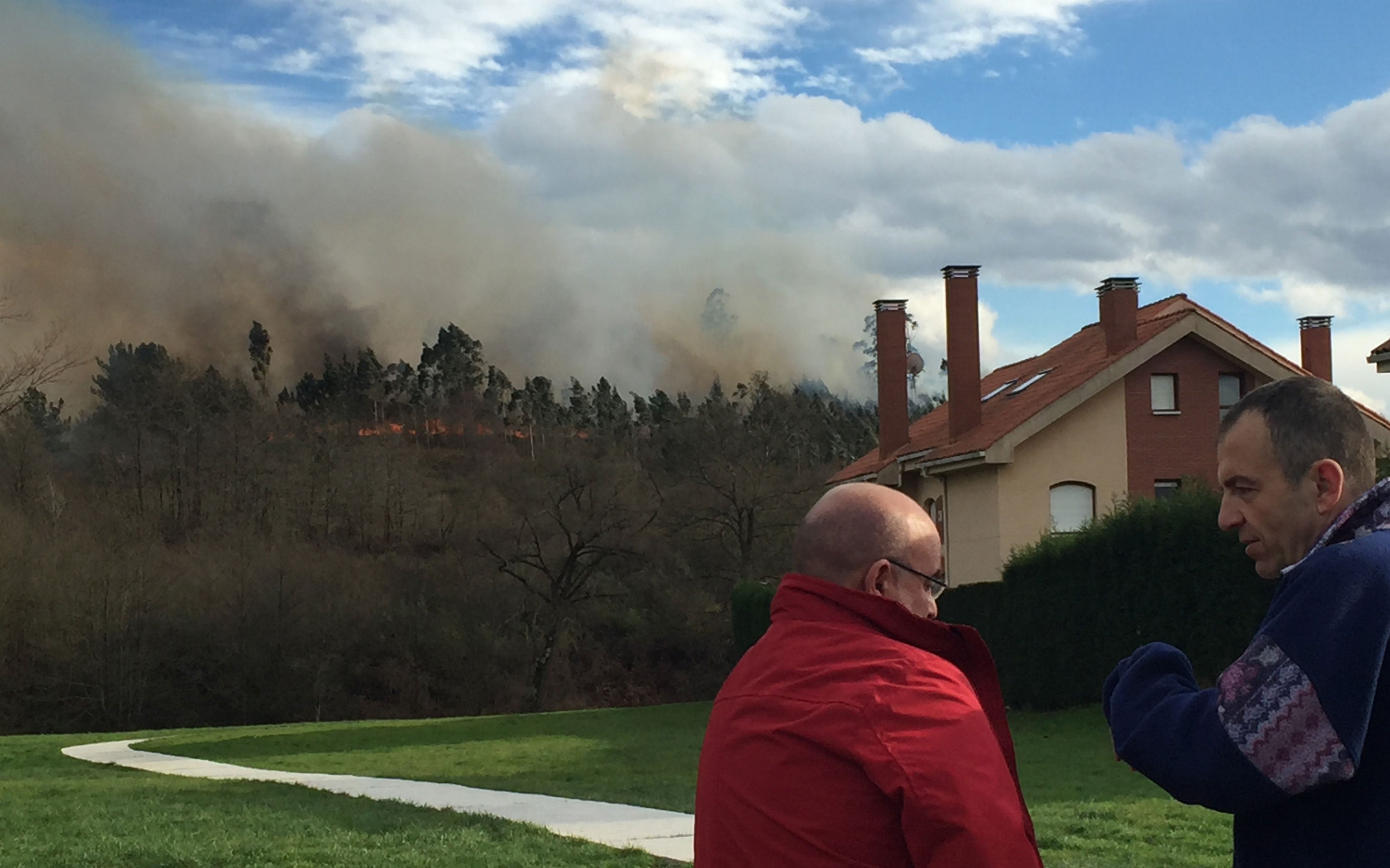 Bomberos y vecinos se arman contra el fuego