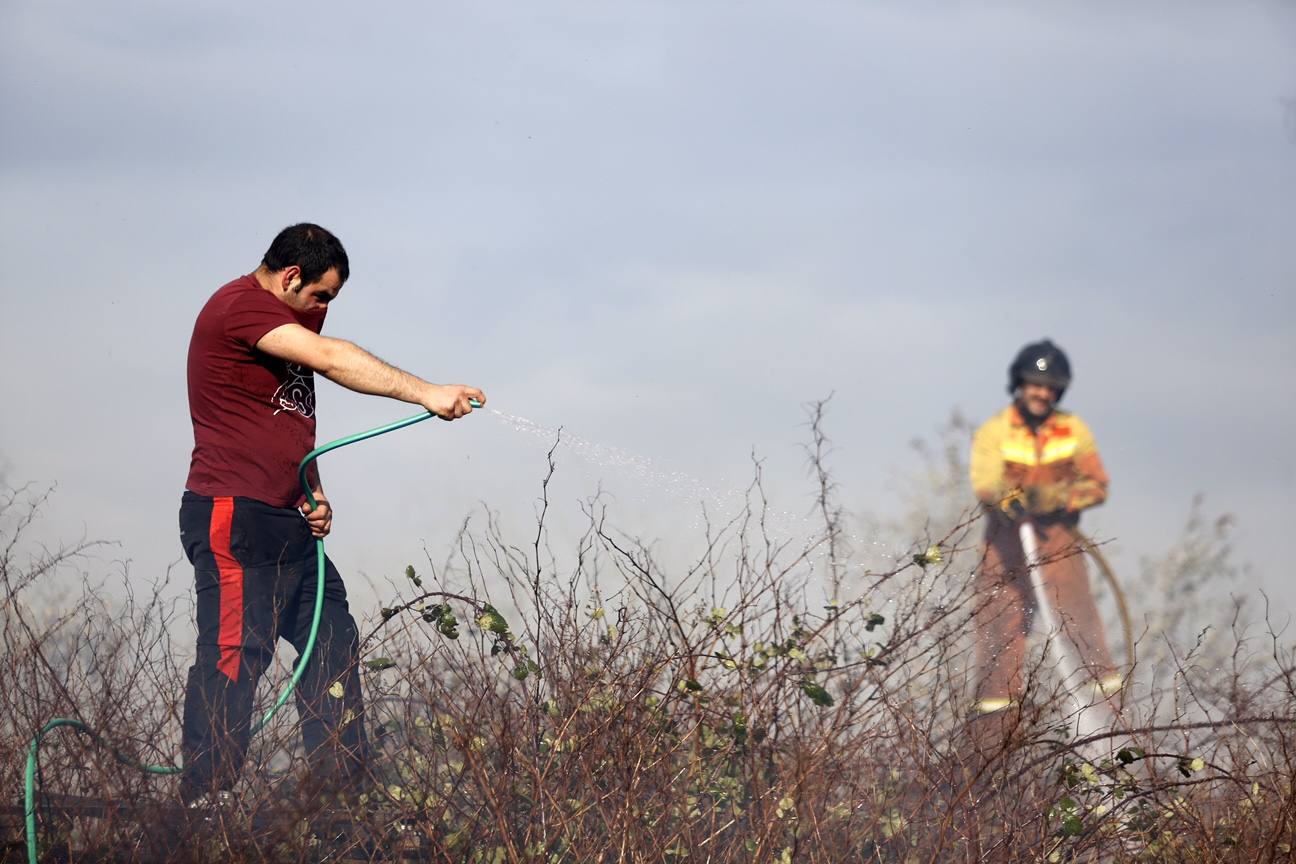 Bomberos y vecinos se arman contra el fuego