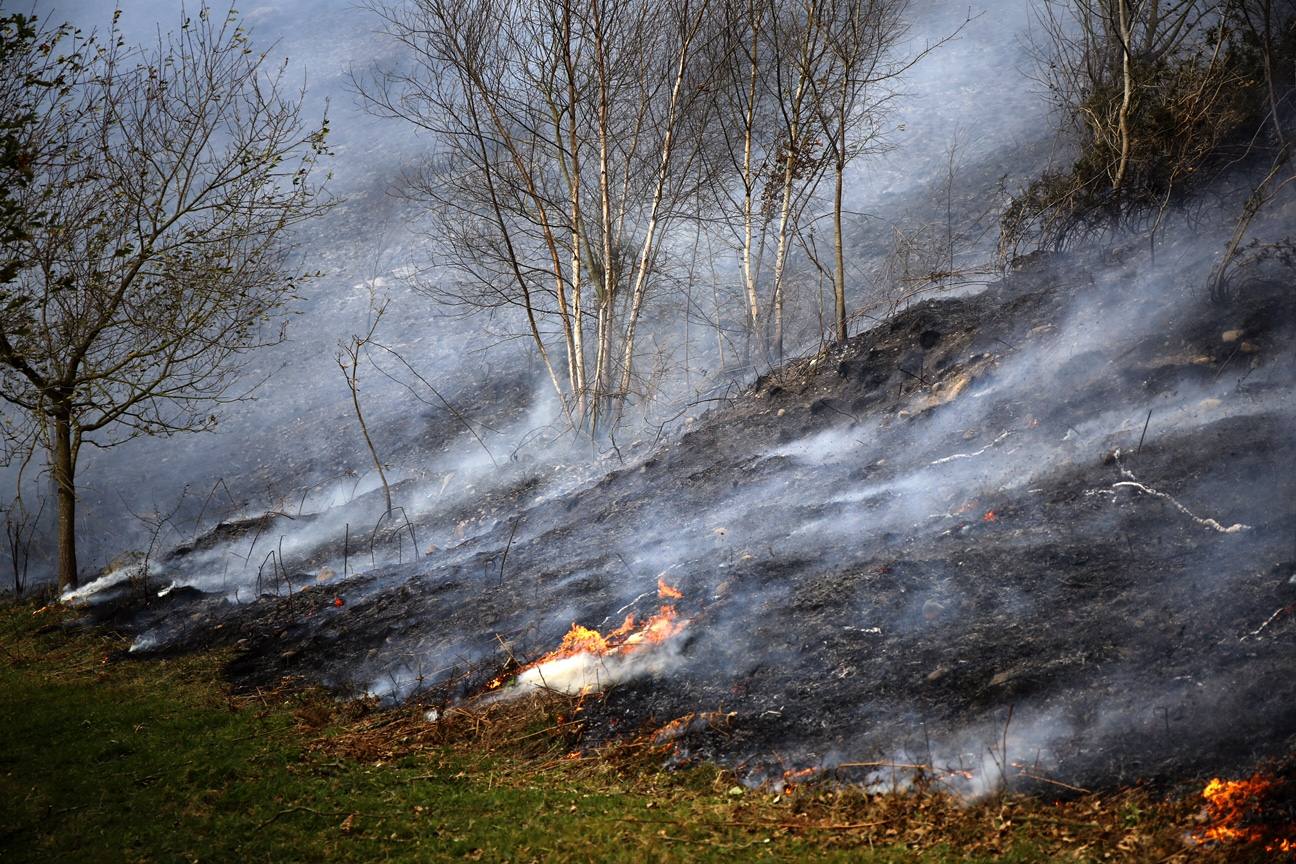 Bomberos y vecinos se arman contra el fuego