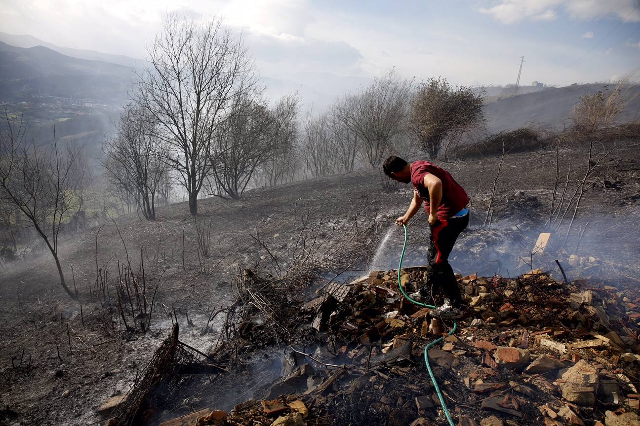 Bomberos y vecinos se arman contra el fuego