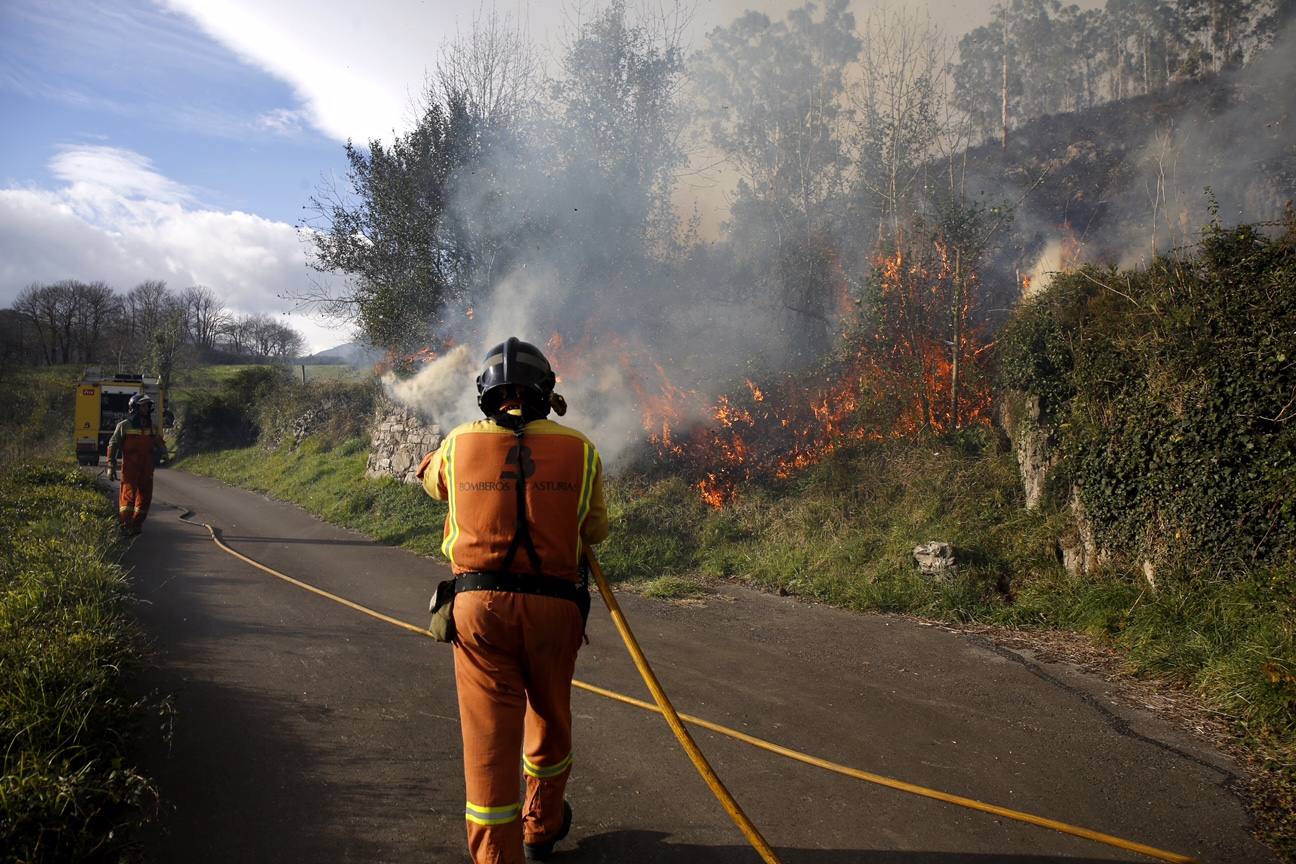 Bomberos y vecinos se arman contra el fuego