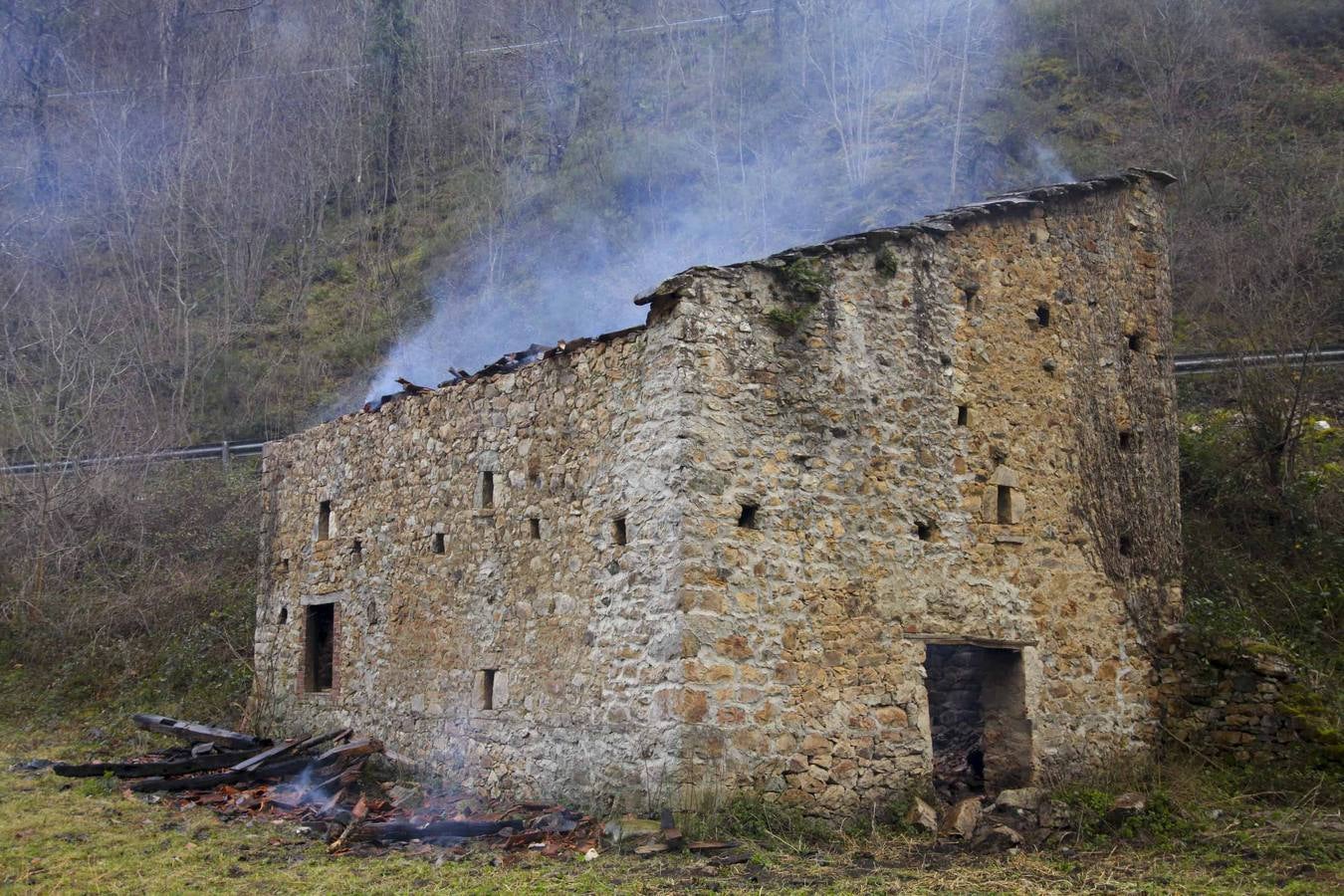 Los daños del fuego en Ponga