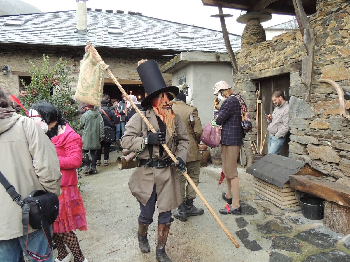 Os Reises llevan sus bailes a los pueblos del Valledor