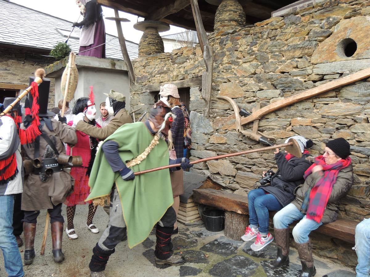 Os Reises llevan sus bailes a los pueblos del Valledor