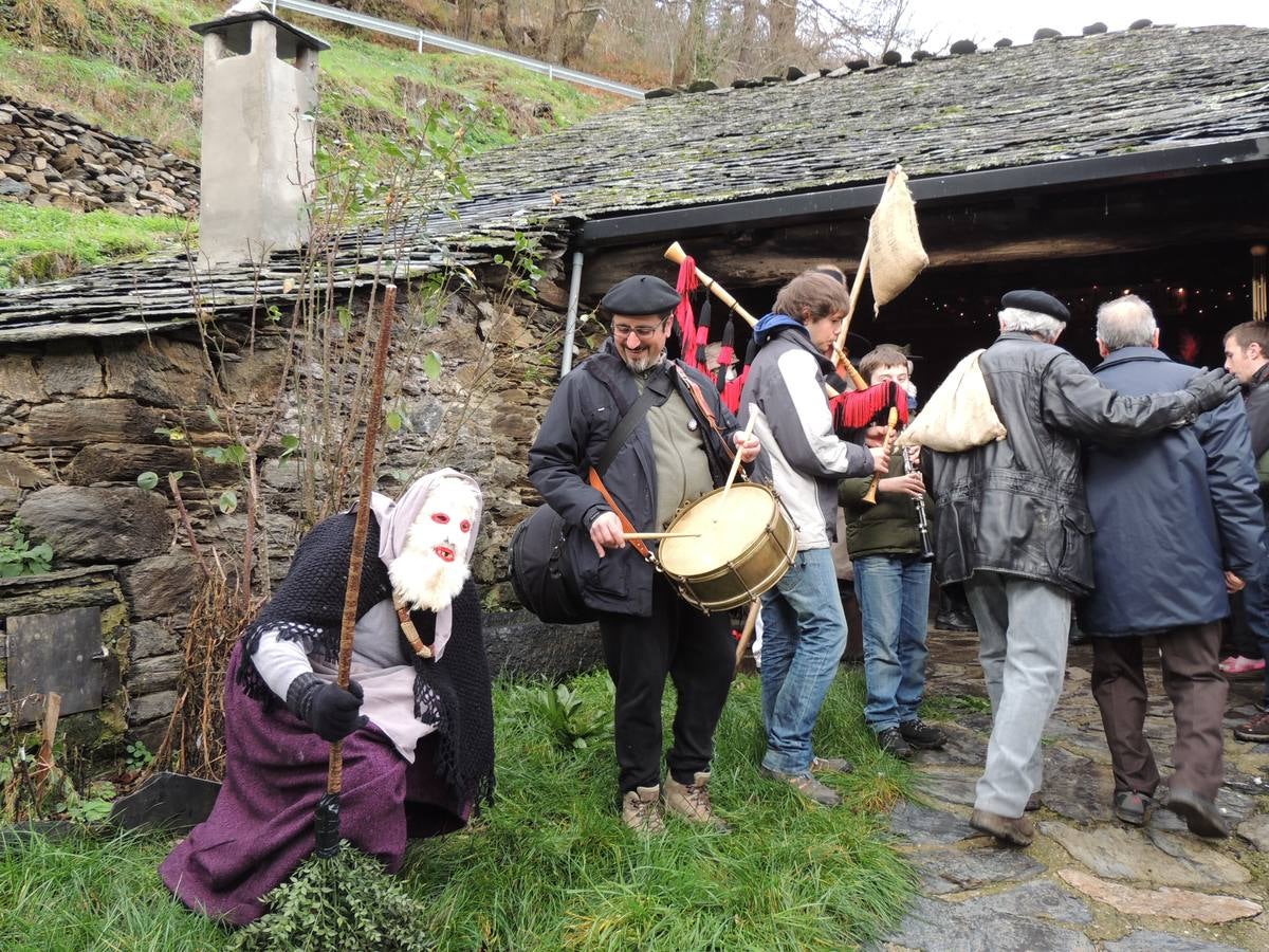 Os Reises llevan sus bailes a los pueblos del Valledor