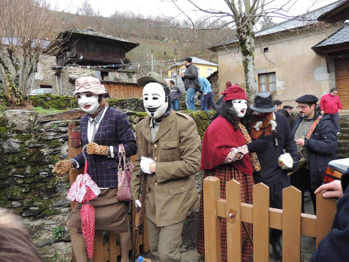 Os Reises llevan sus bailes a los pueblos del Valledor