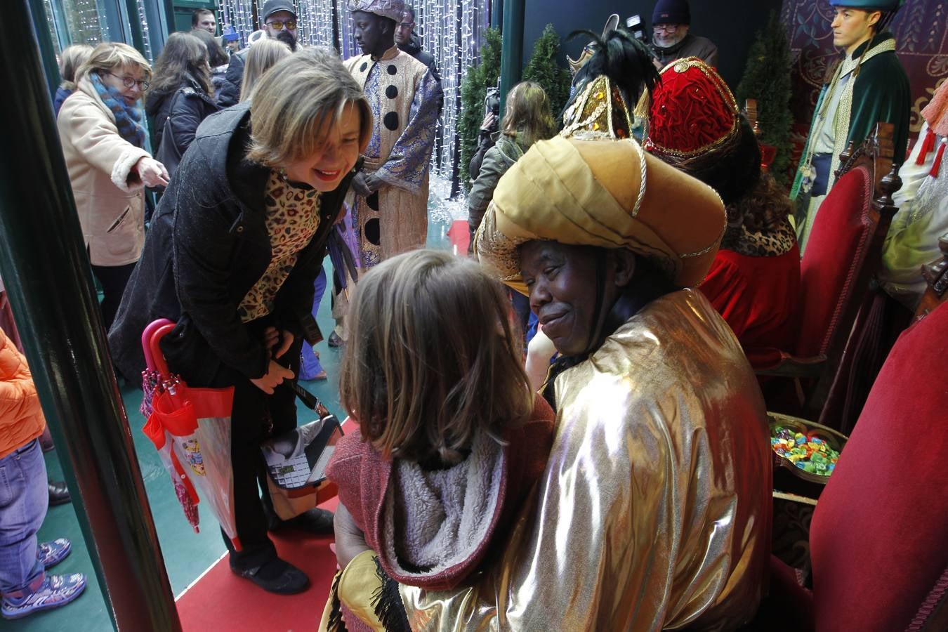 El brindis de los Reyes Magos con el Gobierno local de Oviedo, en imágenes