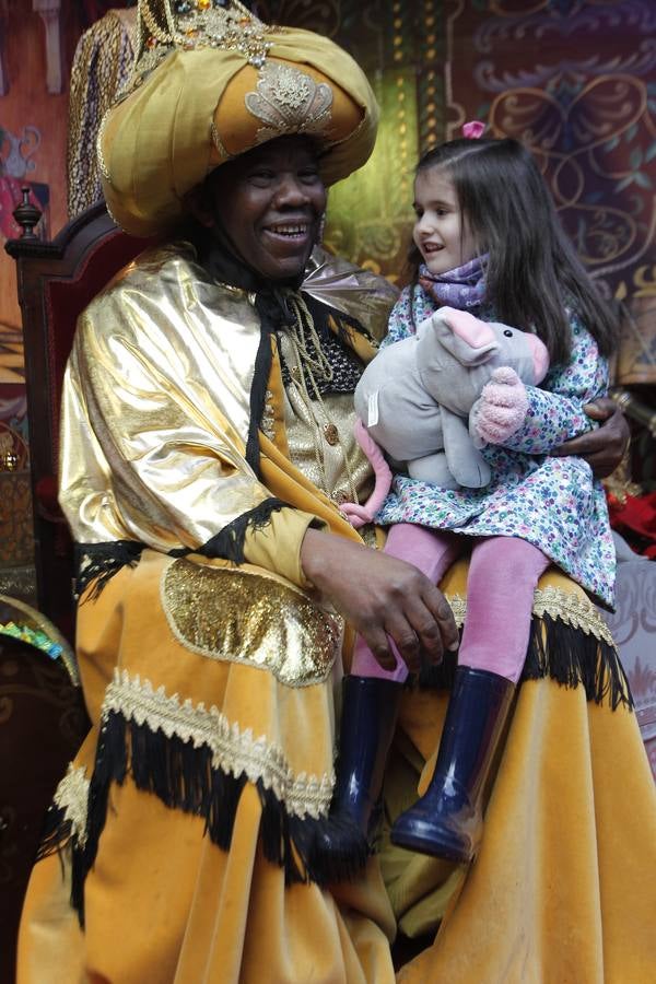 El brindis de los Reyes Magos con el Gobierno local de Oviedo, en imágenes