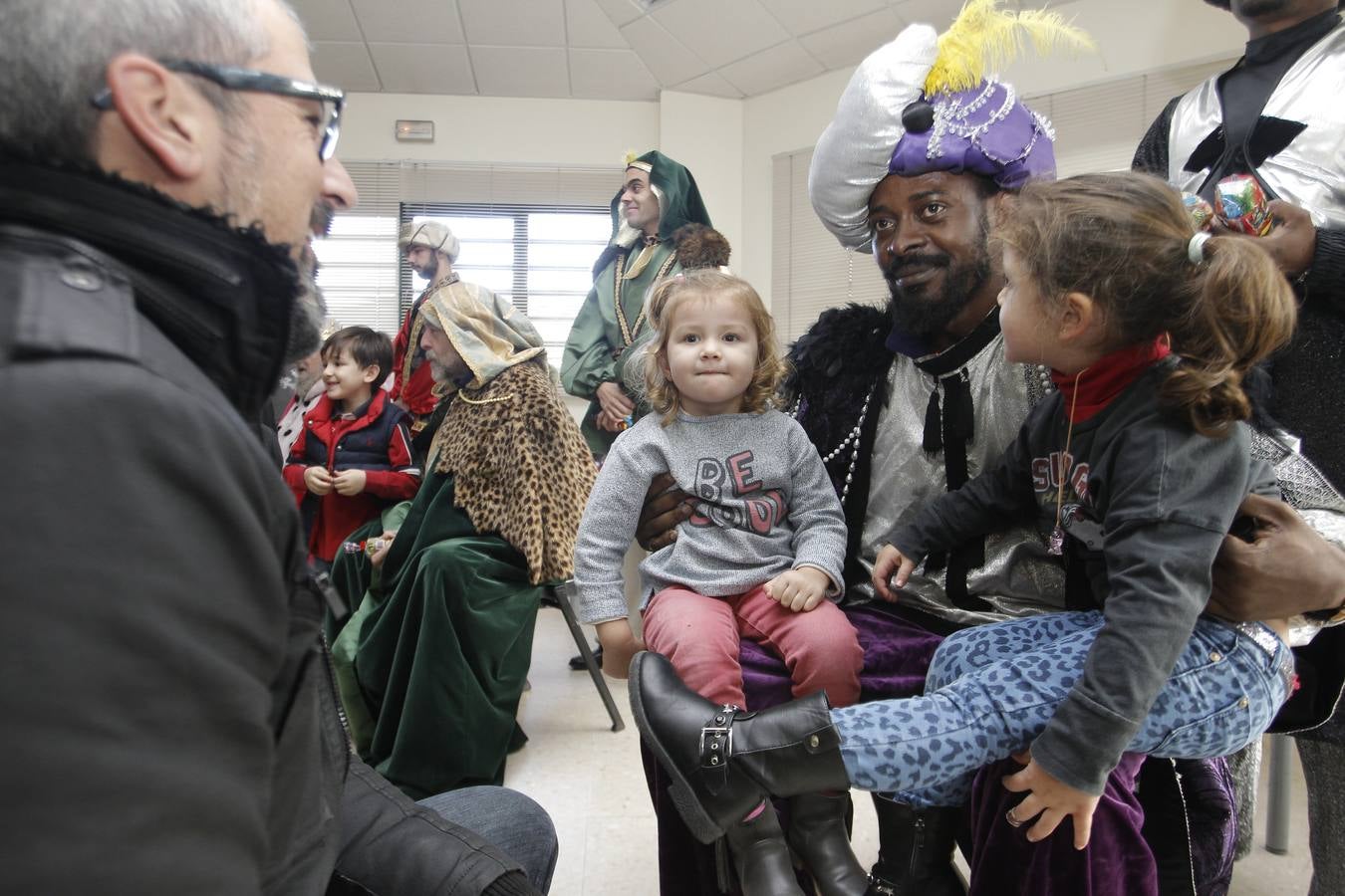 El brindis de los Reyes Magos con el Gobierno local de Oviedo, en imágenes