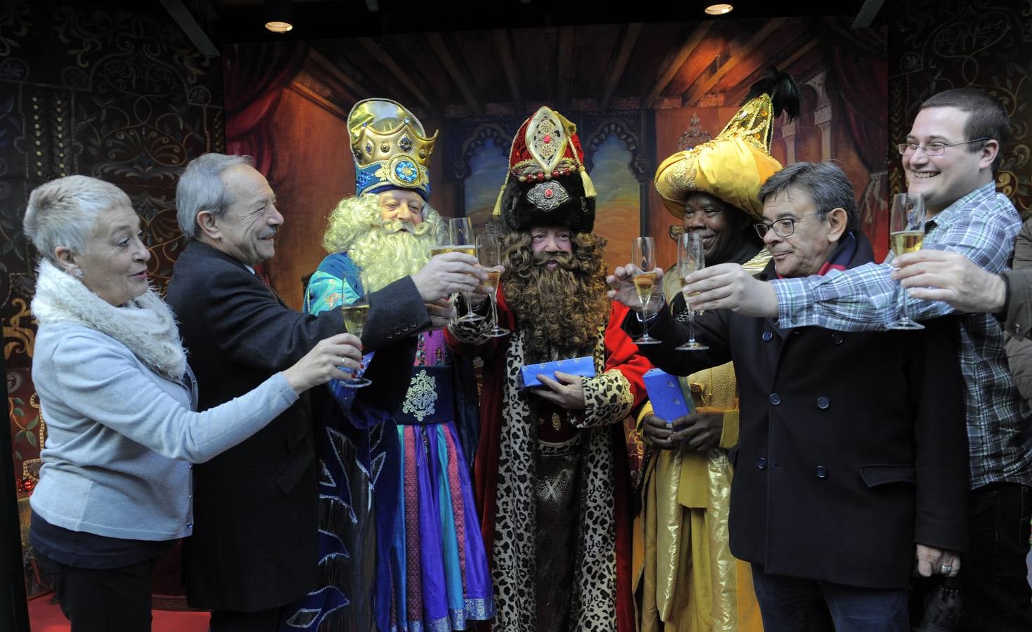 El brindis de los Reyes Magos con el Gobierno local de Oviedo, en imágenes