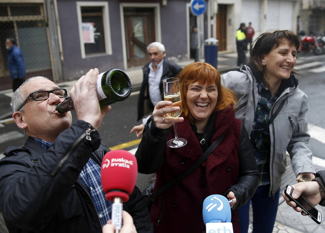 Agraciados con la suerte en la localidad guipuzcoana de Pasaia, donde se ha vendido casi la mitad del primer premio en la administración número 3, que había adquirido 20 series del número 22654.