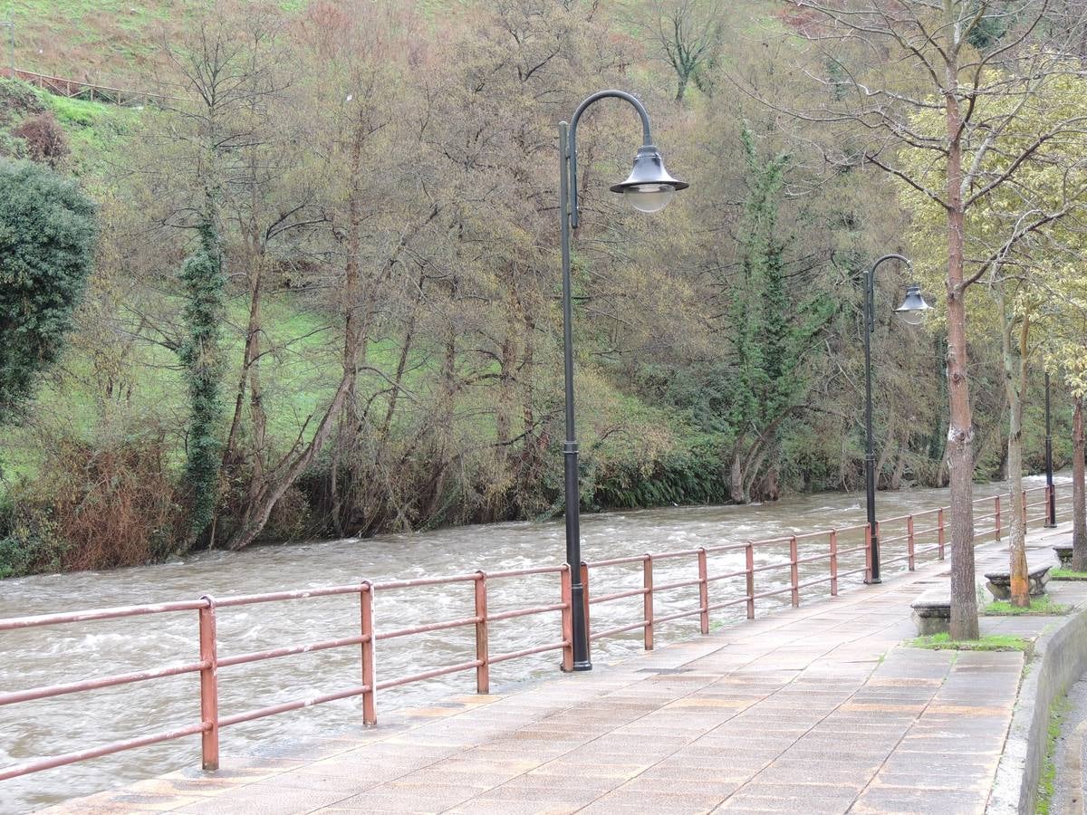 La lluvia no da tregua en el occidente asturiano