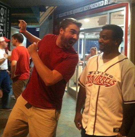 Carlton, ex socio de Will Smith en la serie de televisión El príncipe de Bel Air, con cara de que está harto de las gracias.