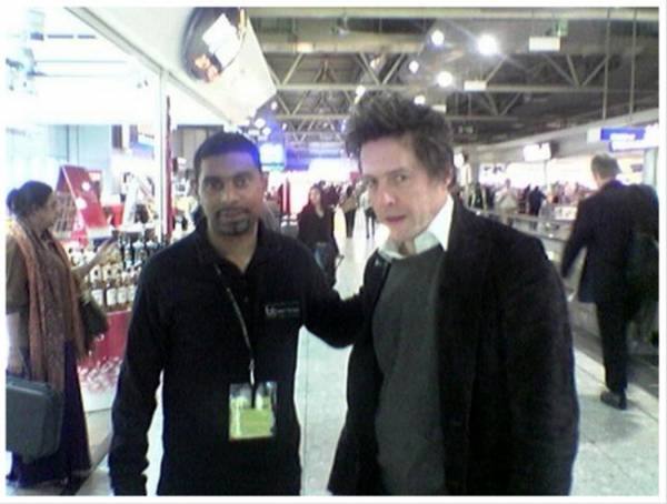 Hugh Grant, que nunca le perdonará este selfie a un fan.