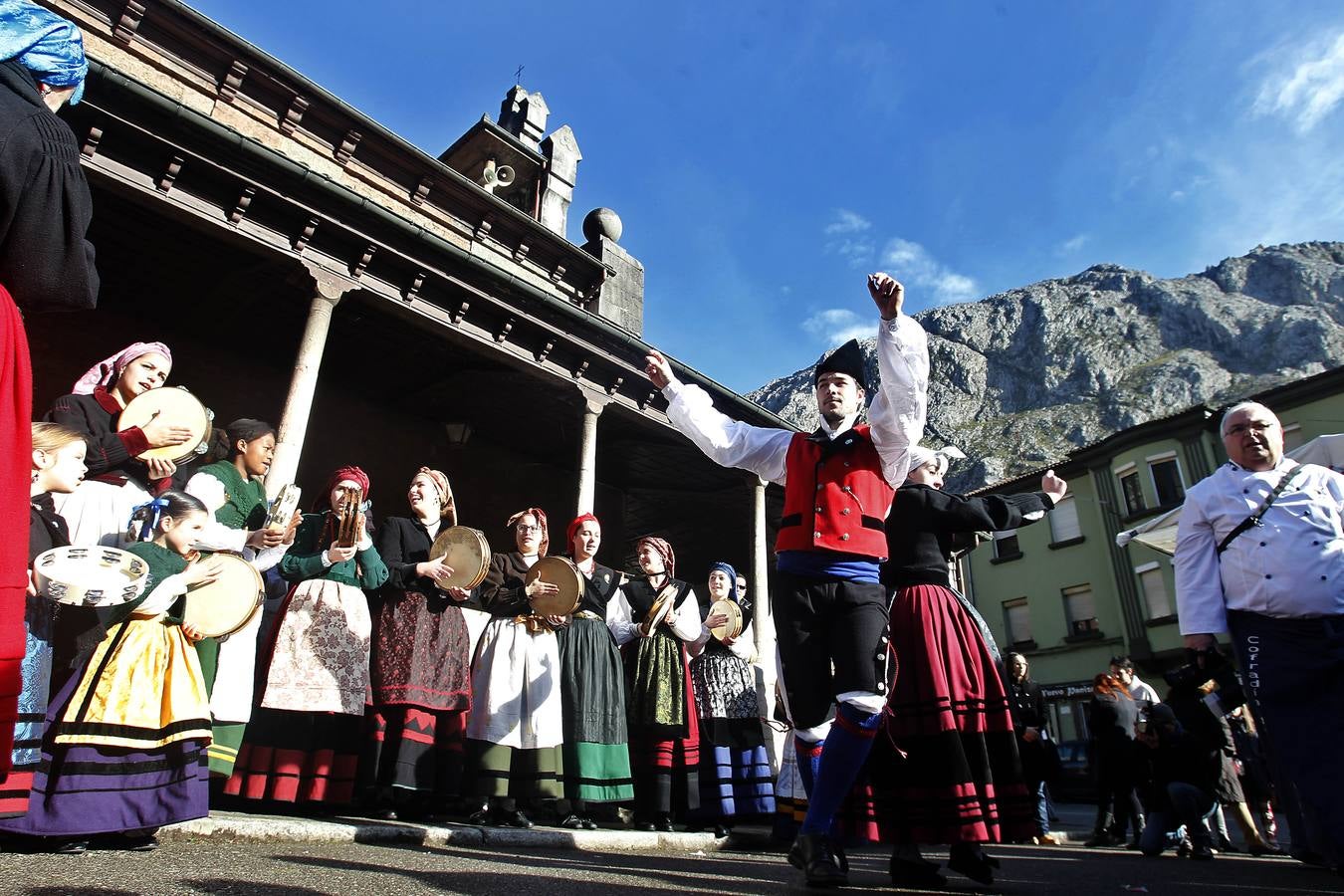 La fiesta de los nabos llena La Foz de Morcín