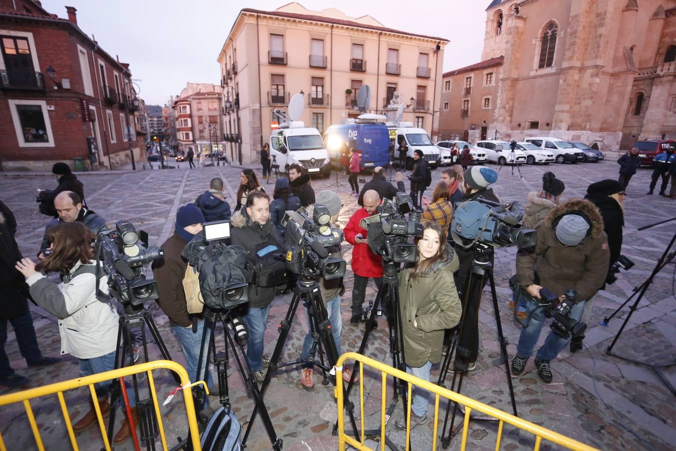 Los periodistas esperan a las puertas de la Audiencia.