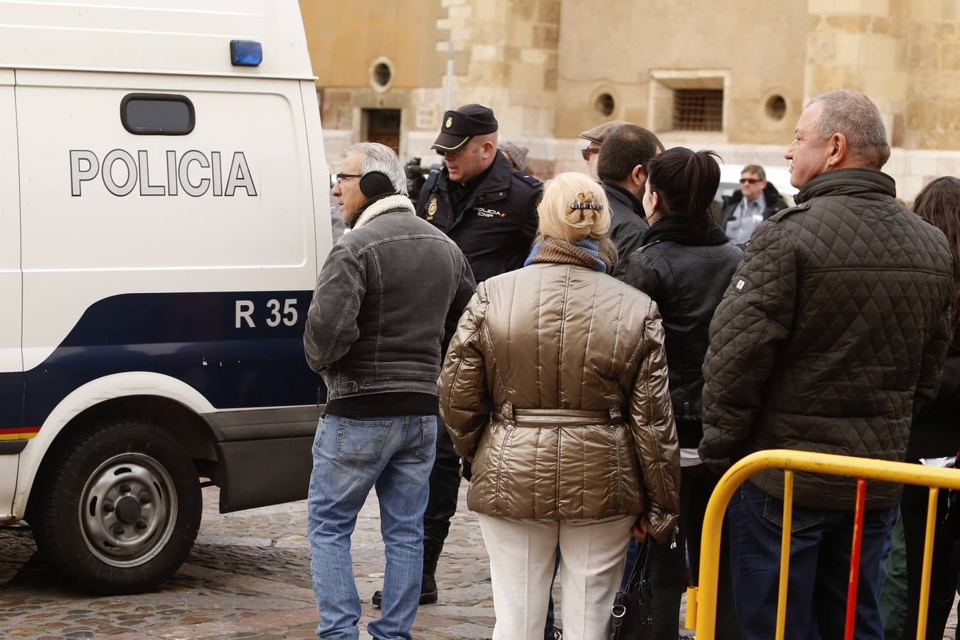 Varios ciudadanos observan la salida de las acusadas de la Audiencia Provincial.