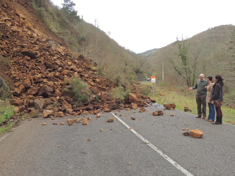 Un argayo mantiene cortada la AS-14, en el tramo entre Puente del Infierno y Pola de Allande