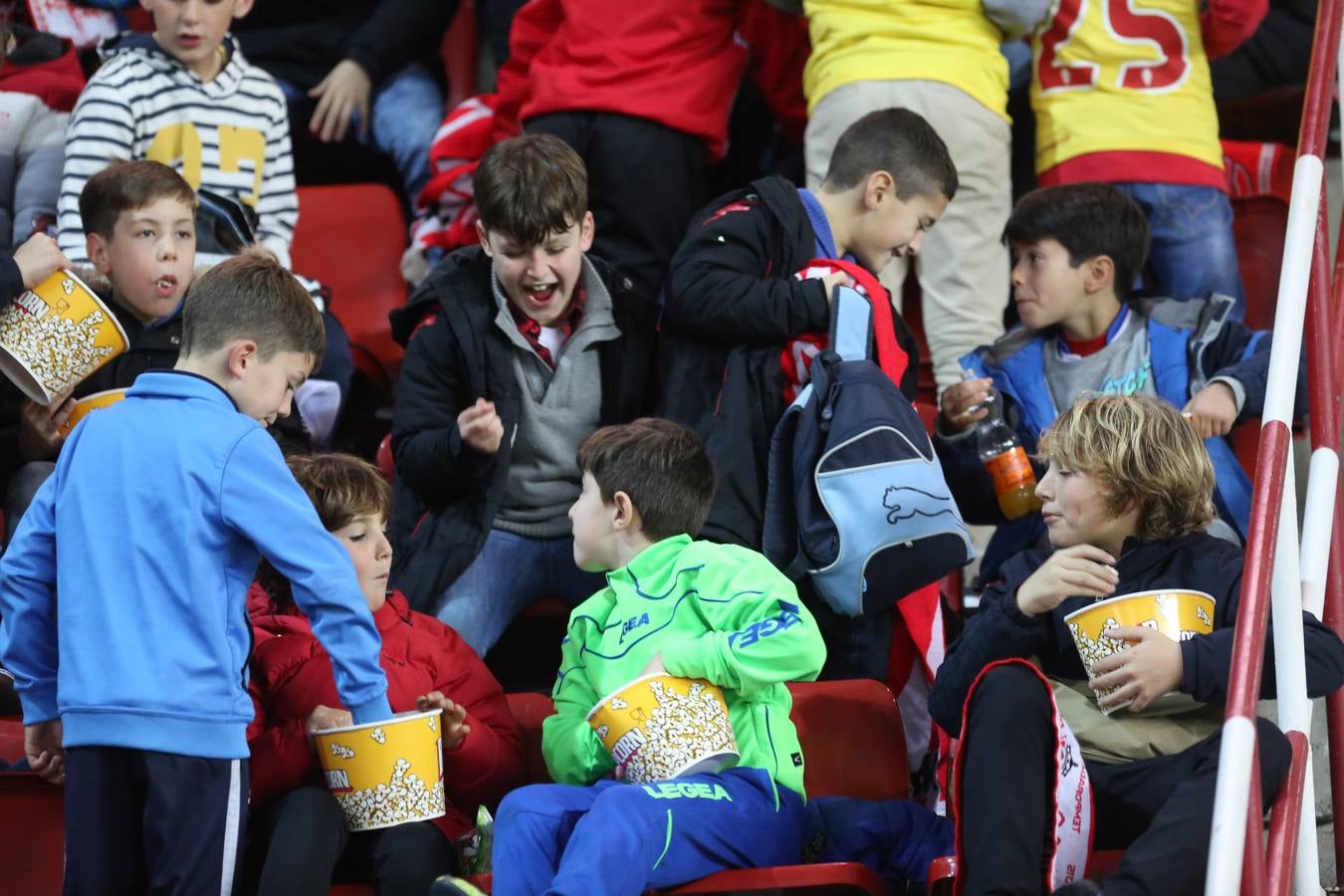 ¿Estuviste en el Sporting 5-1 Real Sociedad? Búscate en las imágenes (I)