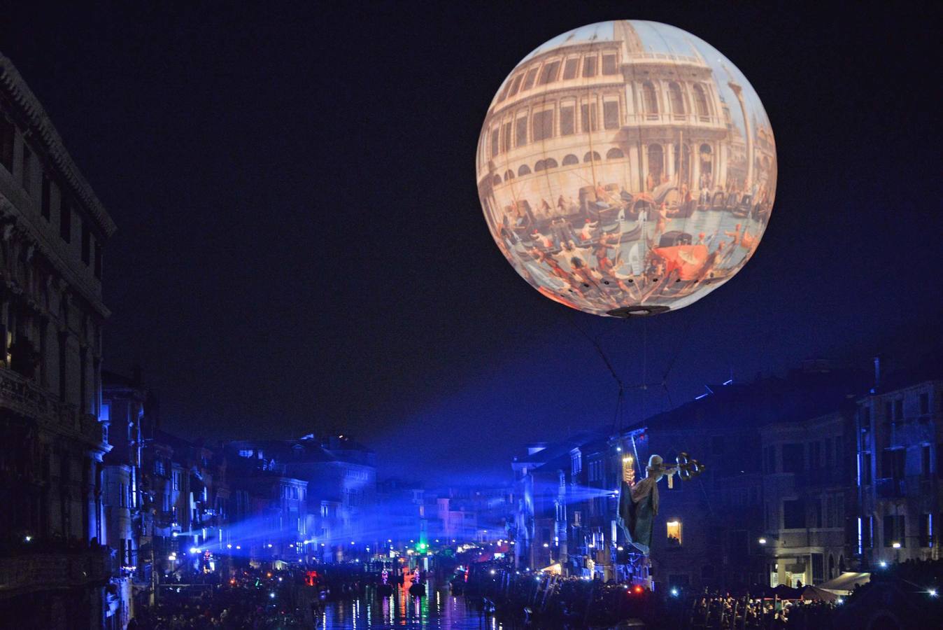 Desfile de góndolas para abrir el Carnaval de Venecia
