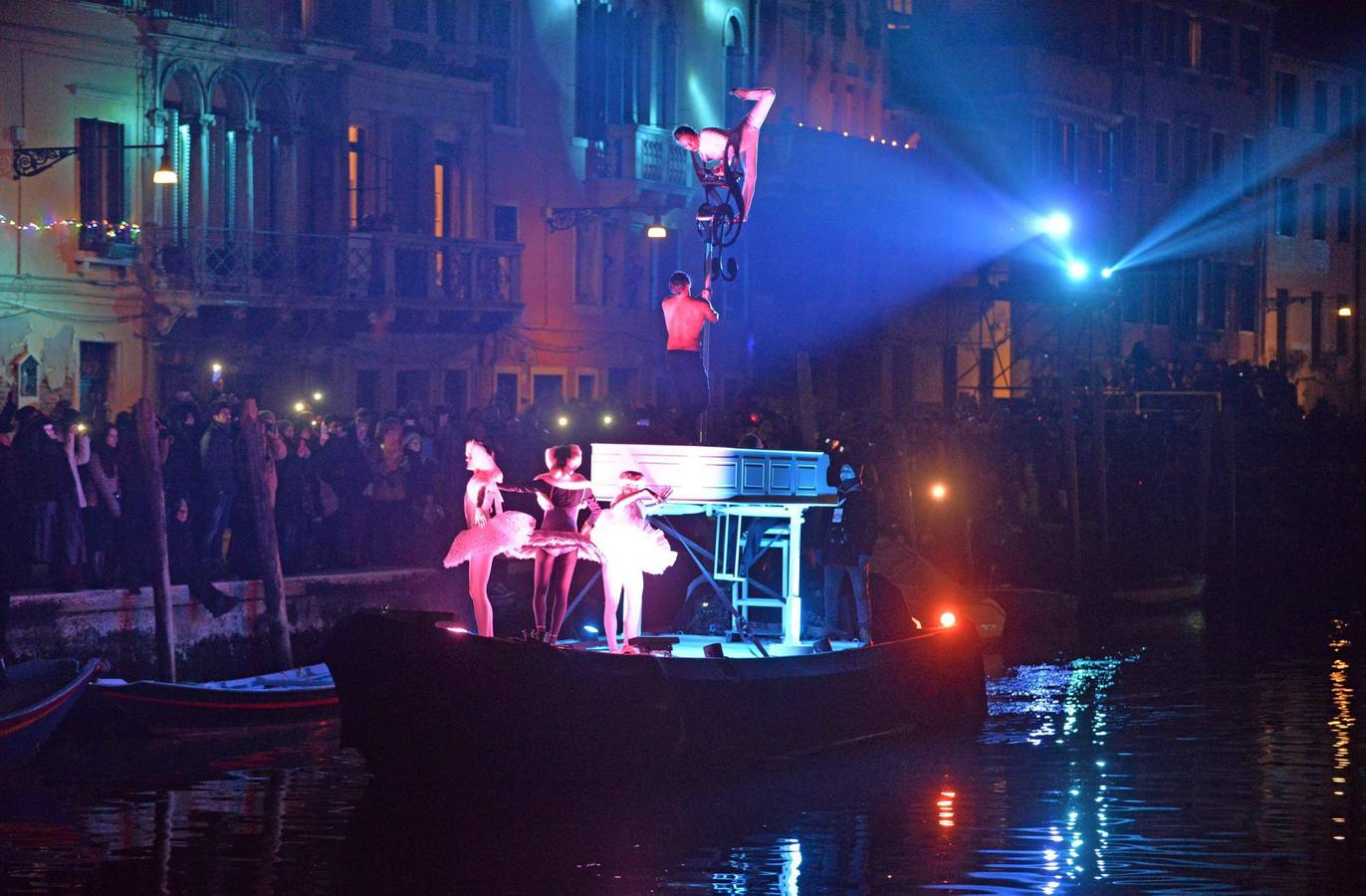 Desfile de góndolas para abrir el Carnaval de Venecia