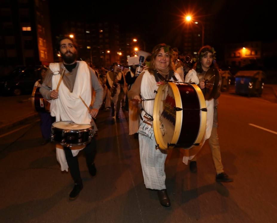 Llaranes, a ritmo de charanga y fanfarria en el Antroxu