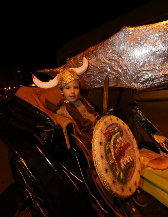 Llaranes, a ritmo de charanga y fanfarria en el Antroxu