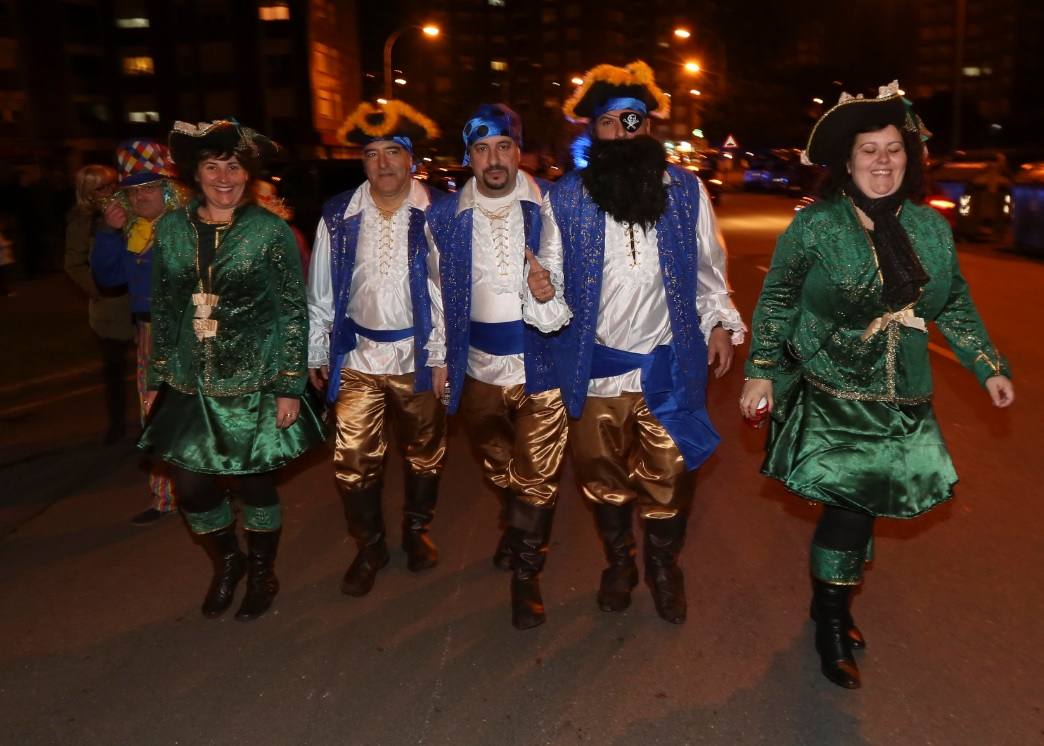 Llaranes, a ritmo de charanga y fanfarria en el Antroxu