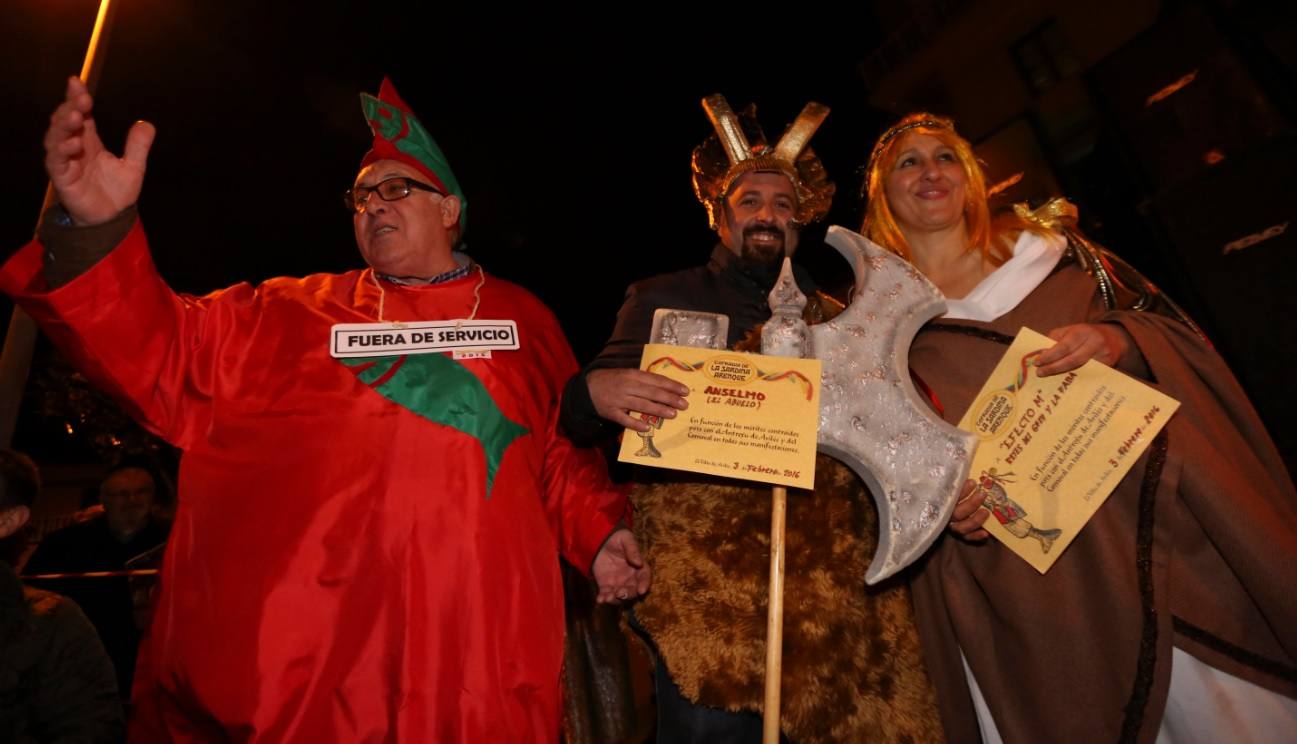 Llaranes, a ritmo de charanga y fanfarria en el Antroxu