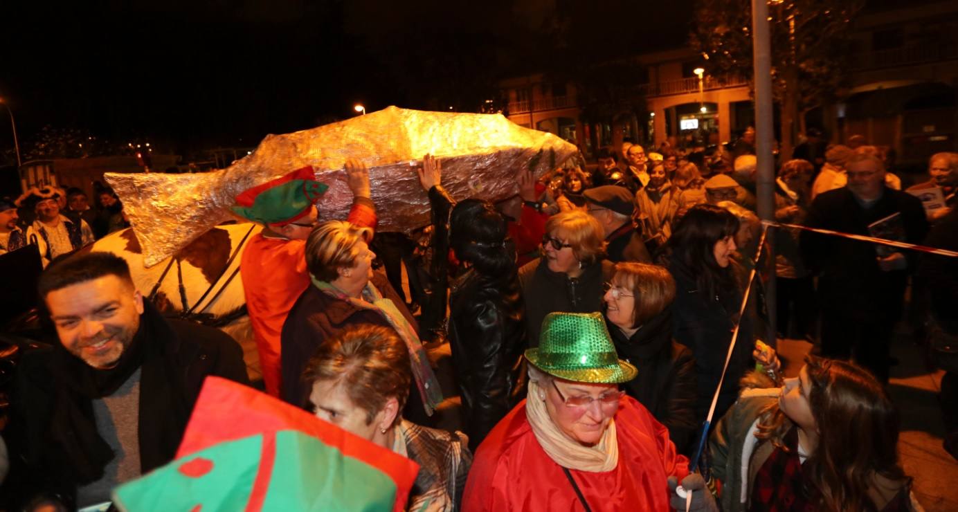 Llaranes, a ritmo de charanga y fanfarria en el Antroxu