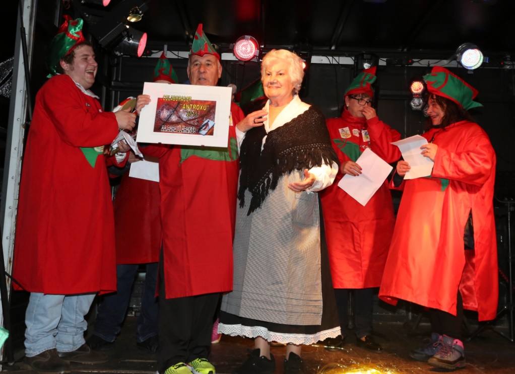 Llaranes, a ritmo de charanga y fanfarria en el Antroxu