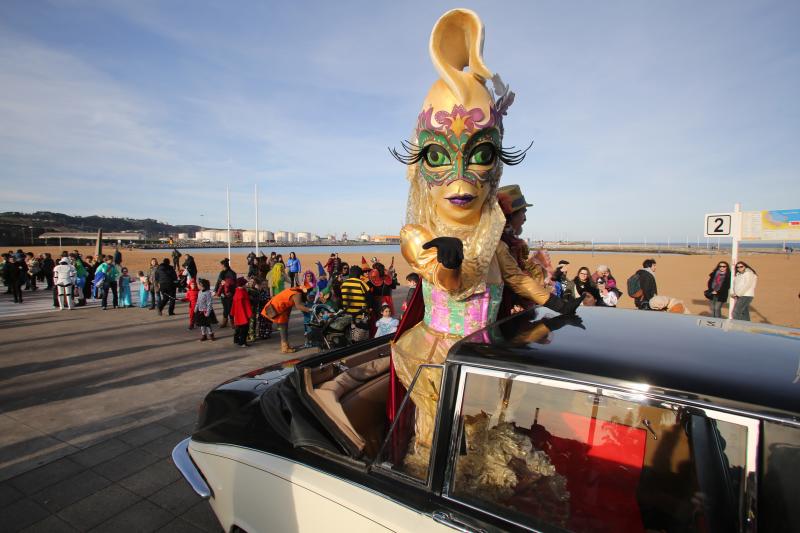 La Calzada y el Natahoyo desfilan por el Antroxu