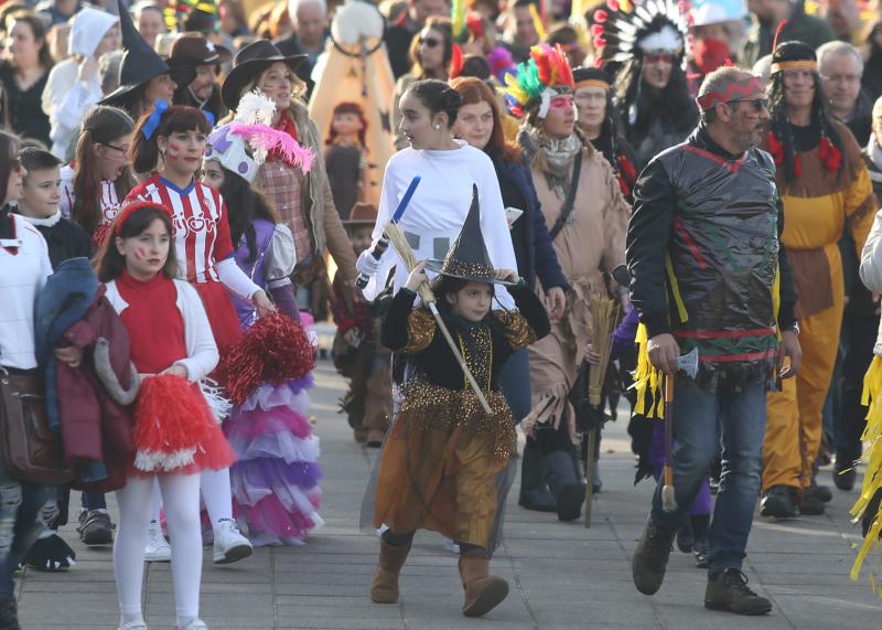 La Calzada y el Natahoyo desfilan por el Antroxu