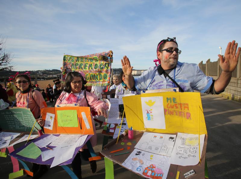 La Calzada y el Natahoyo desfilan por el Antroxu